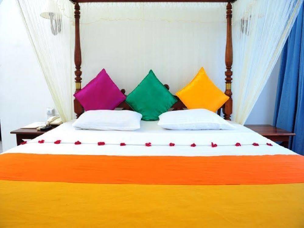 Sanmira Renaissance Hotel Unawatuna Buitenkant foto